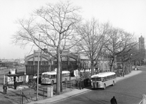 405239 Gezicht op het autobusstation van de N.B.M. aan de Slotlaan te Zeist, met enkele autobussen en op de achtergrond ...